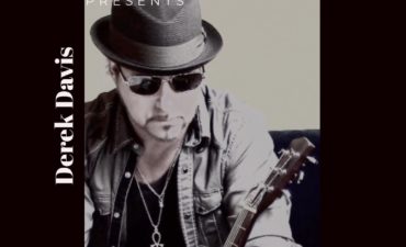 photo of singer derek davis with guitar